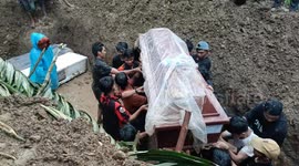 Family's Hysterical Sobbing Accompanies The Funeral Of 10 Victims Built By A Landslide Who Were Buried Mass