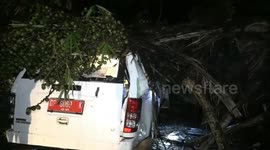 A Landslide Accompanied By A Large Tree Fell On An Ambulance Car, 6 People Were Victims In This Tragic Event.
