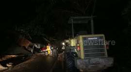 A Landslide Accompanied By A Large Tree Fell On An Ambulance Car, 6 People Were Victims In This Tragic Event