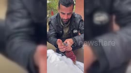 Palestine : A Palestinian father's final farewell with his toddler in Rafah