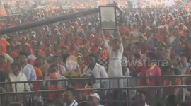 PM Modi has accepted the gift of the girl who came to the rally in Chhattisgarh