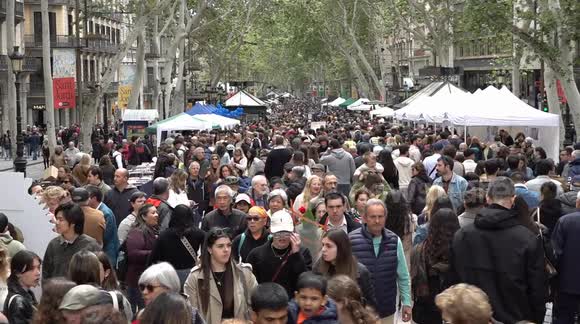 Spain: Thousands of people on the streets in Barcelona celebrate Book Day