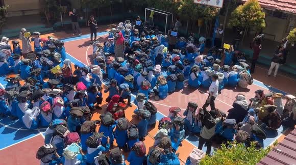 Indonesian students and locals evacuate buildings as officials launch earthquake and tsunami drills