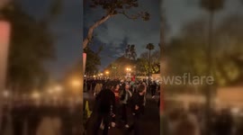 USA: LAPD officers pushing protesters off campus