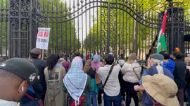 Columbia University: Pro-Palestinian demonstrators sing “We Shall Not Be Moved”