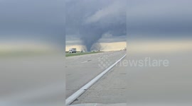 USA: Massive tornado crosses Interstate 80 in Nebraska
