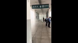 Chaotic scenes as rainstorm hits Shanwei Railway Station in China