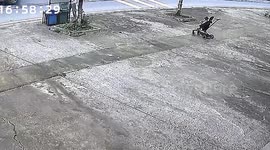 Mother's quick reflexes halt baby stroller near traffic danger in southern China