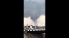 Lincoln, Nebraska: close encounter with tornado caught on video