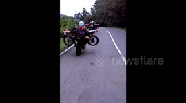 A Very Rare Moment For Motorcyclists Who Transport A Number Of Motorbikes In Indonesia