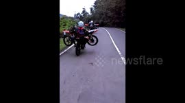 A Very Rare Moment For Motorcyclists Who Transport A Number Of Motorbikes In Indonesia