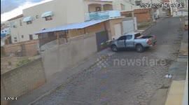 Vehicle mishap: gate collision and wall crack in Livramento de Nossa Senhora, Brazil