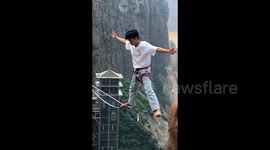 Young slackline athlete mesmerises with aerial ballet in China