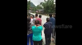 阳朔田家河水上餐厅被洪水冲塌