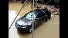 Car owner creates pulley system to hoist his car just above floodwater