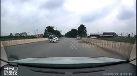 Daring driver's stunt nearly causes collision in China