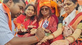 Tremendous enthusiasm about PM's road show in Patna: 'Namo Mehndi' program by Mahila Morcha, 'Modi Sang Bihar' written on hands