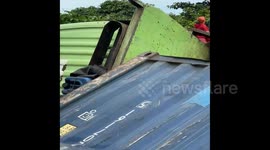 Many Vehicles Were Trapped In The Flood And Overturned On The Trans Sulawesi Road, Residents Were Also Desperate To Break Through The Flood, Up To Hundreds Of Vehicles Waited For 2 Kilometers