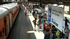 India: RPF Constable along with a passenger saved a lady from a potential fatal accident at Surat station