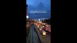 Jakarta dibalik sunyi dan keramaian di tengah malam kota dengah lampu kendaraan can cahaya gendung pencakar langit