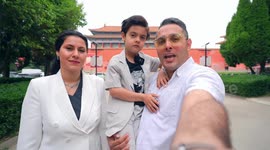 Foreigners experience making peony porcelain in China's Luoyang