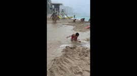Waikiki beach flooded | Dukes Waikiki Beach Bar Flooded | rain for days | tourists and locals helped built a sand wall to protect the bar from flooding