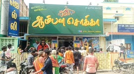 Sea of people rushed to a shop inauguration to get exciting offers and freebies on first day of shop