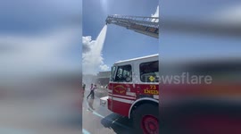USA: Children Cool Off at Parkwood Elementary Thanks to Clarksville Fire Department