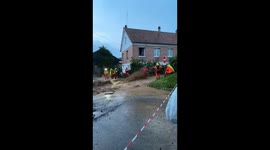 Rescue efforts in turbulent waters: a dramatic moment caught on video