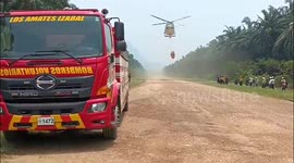 Guatemala: 30 CONRED Members Effortlessly Refill Helicopter Tank in Aerial Firefighting Efforts