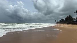 Sri Lanka: Storm on the ocean coast in the town of Hikkaduwa