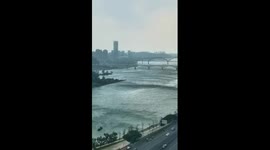 Eerie waves appear on river as sky darkens in China