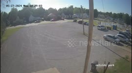 USA: Driver Strikes Street Pole, Flees Scene in Reverse Mishap