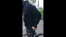 Backward bike blunder: cyclist takes a tumble in Luleå