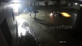 Heavy rain causes car to plunge into pond southern China