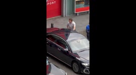 Awkward moment Tom Cruise almost gets into Rishi Sunak's car by mistake in London (mute version)