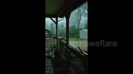 USA: Large Hail Pounds Missouri During Tornado Warning