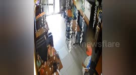 An chain snatching accident happened in a restaurant in Panipat, Haryana,CCTV captured