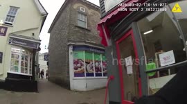 UK: Man Helps Police Officer in Need to Arrest Jewellery Thief in Saffron Walden