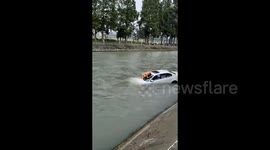 Heroic Chinese residents smash window to rescue trapped motorist after car plunges into river