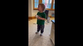 Toddler’s ant encounter sparks hilarious freakout