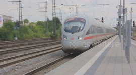 Ein ICE bei der Bahnhofseinfahrt