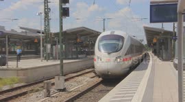 ICE bei der Bahnhofsdurchfahrt