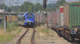 Schwerer Güterzug bei der Abfahrt