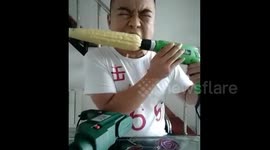 马鞍山：男子再展绝技 用电钻连啃两根玉米
