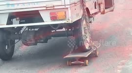 Electric tricycle tire blowout leads to innovative skateboarding solution in China
