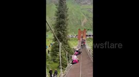 Suspension bridge tilts in China’s scenic area, all tourists safely evacuated