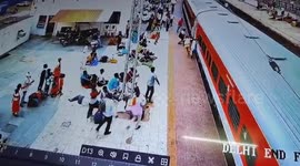 India: RPF force saved a woman from slipping while trying to board a train at Gaya station in Bihar