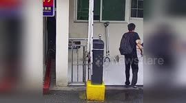 China: Firefighter Helps Hungry and Thirsty Migrant Worker in Nanchang