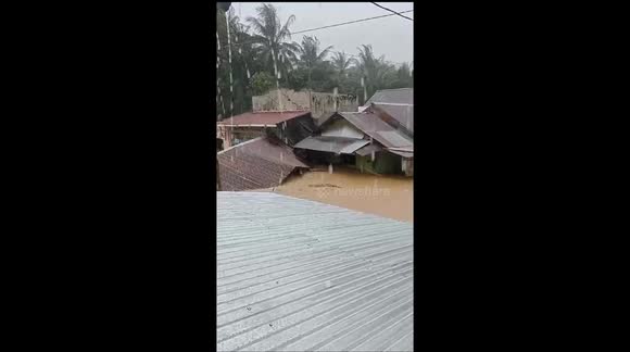 Video of Flash Floods Dragging Two Residents' Houses in Donggala, Indonesia